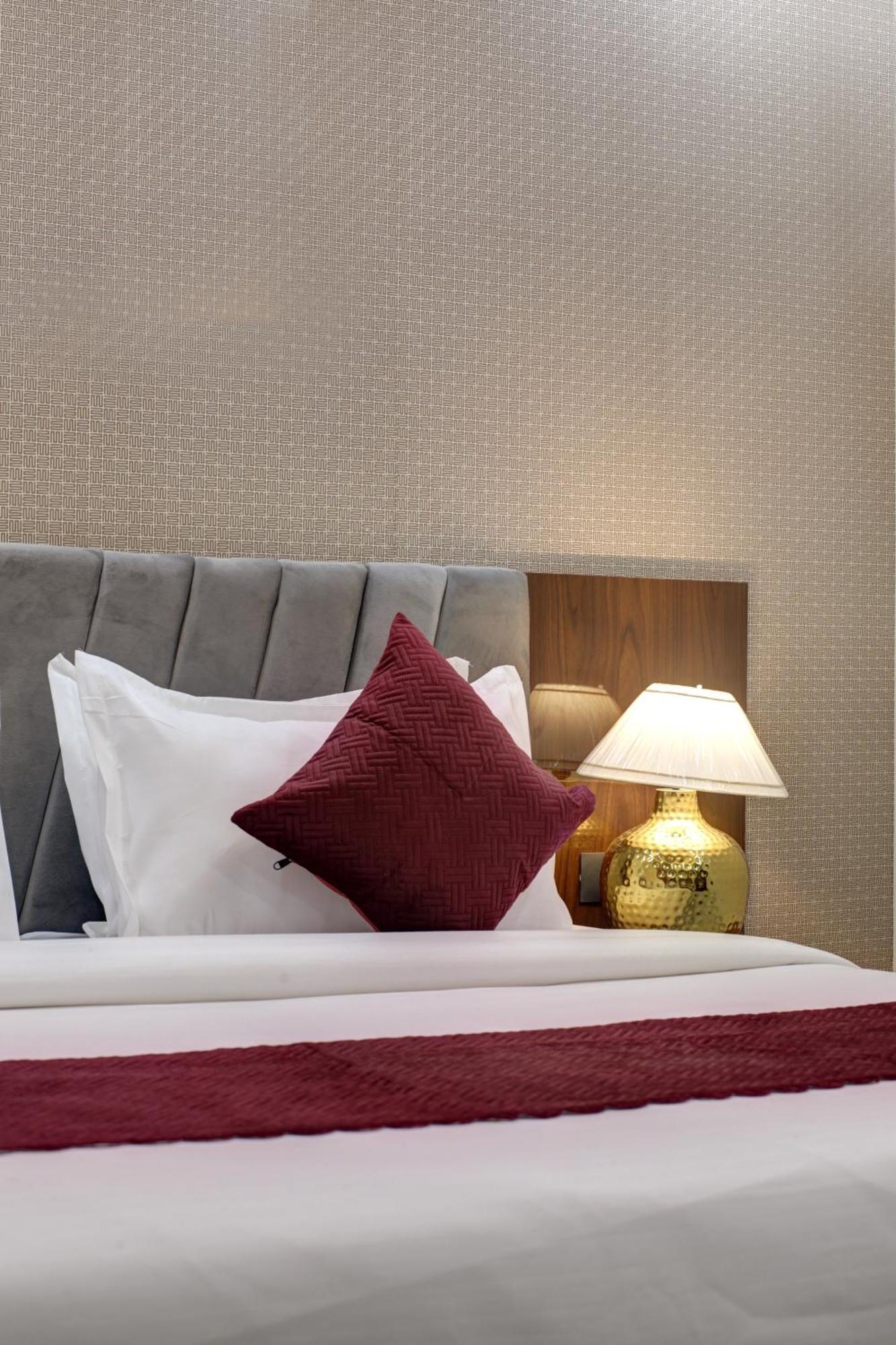 Limewood Stay - Millennium Huda City Center Gurgaon Eksteriør billede